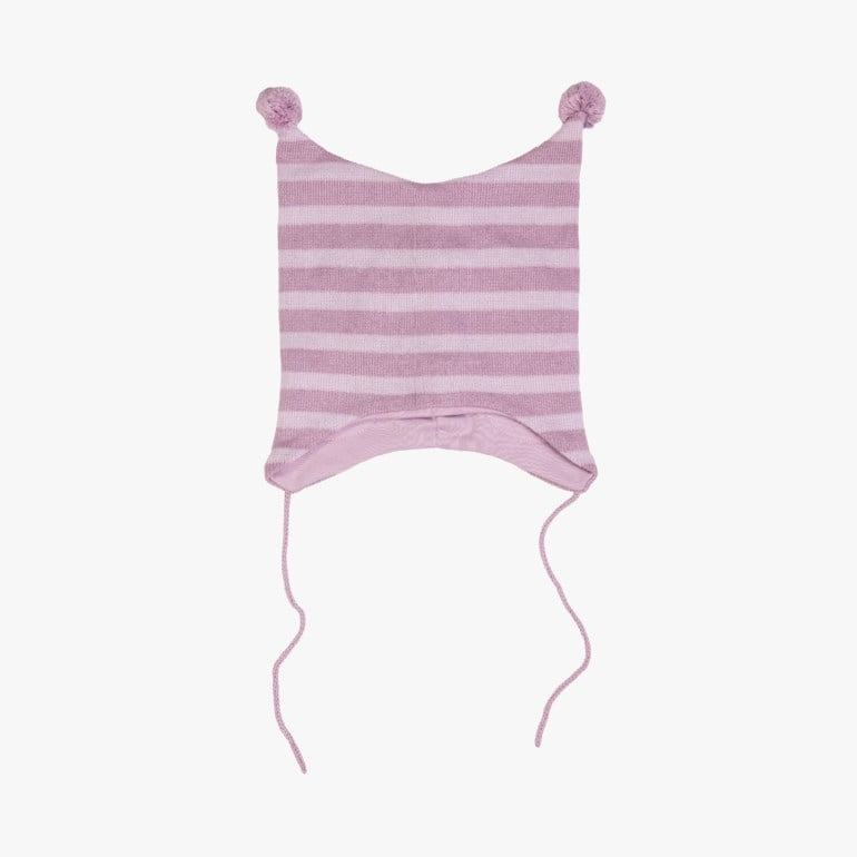 Lys lilla og hvitstripet strikket barnelue med to dusker, øreklaffer og knytebånd.