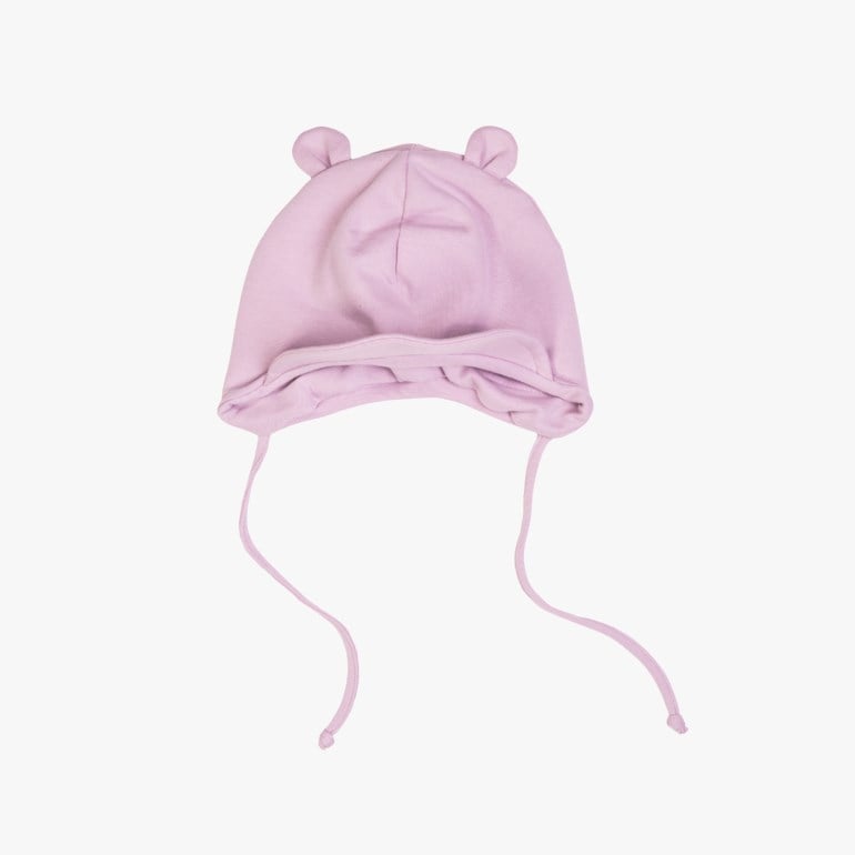 Lys lilla babyhette med bjørneører og knytebånd, forfra.
