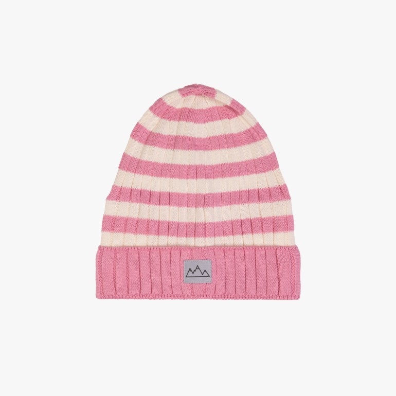 Rosa og hvitstripet ribbestrikket lue med et fjelllogo-merke foran.
