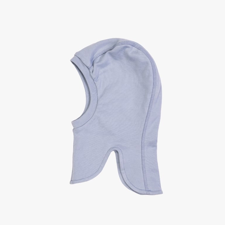 Lyseblå strikket balaklava for barn, flatt lagt, med synlige sømmer.