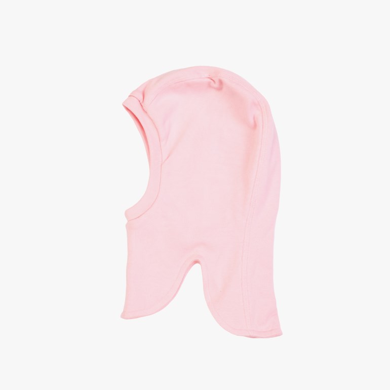 Lys rosa balaklava i bomullsjersey for baby eller barn med ansiktsåpning, sett forfra.