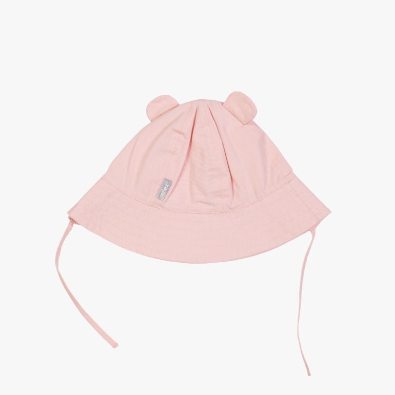 Lys rosa baby solhatt med bjørneører og knytebånd, forfra.