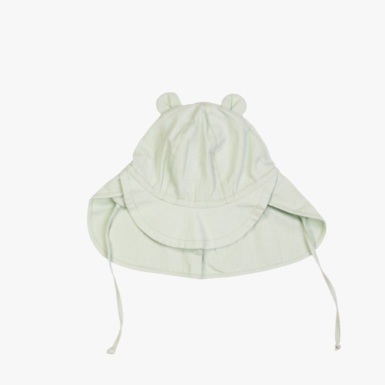 Lysegrønn babysolhatt med ører, nakkeflapp og knytebånd.