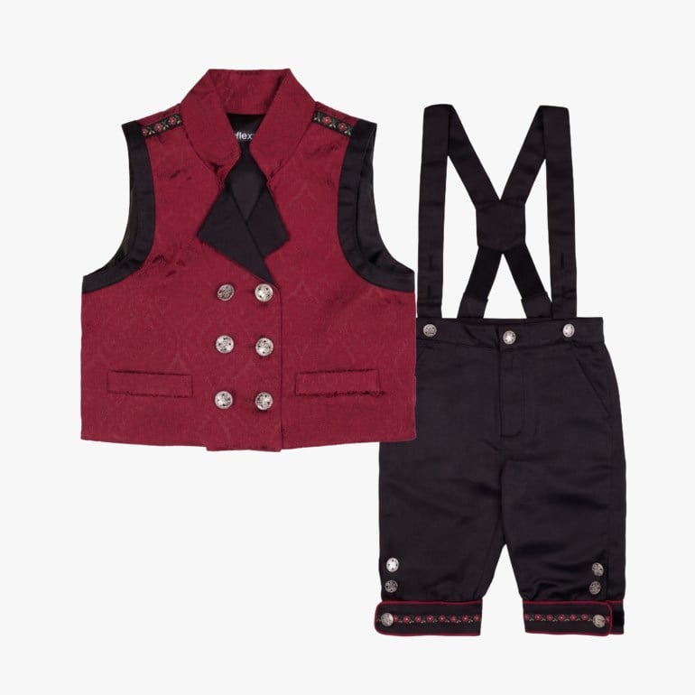 Barnas røde mønstrede vest med svart kant og sølvknapper, og svarte seleshorts med broderte mansjetter.
