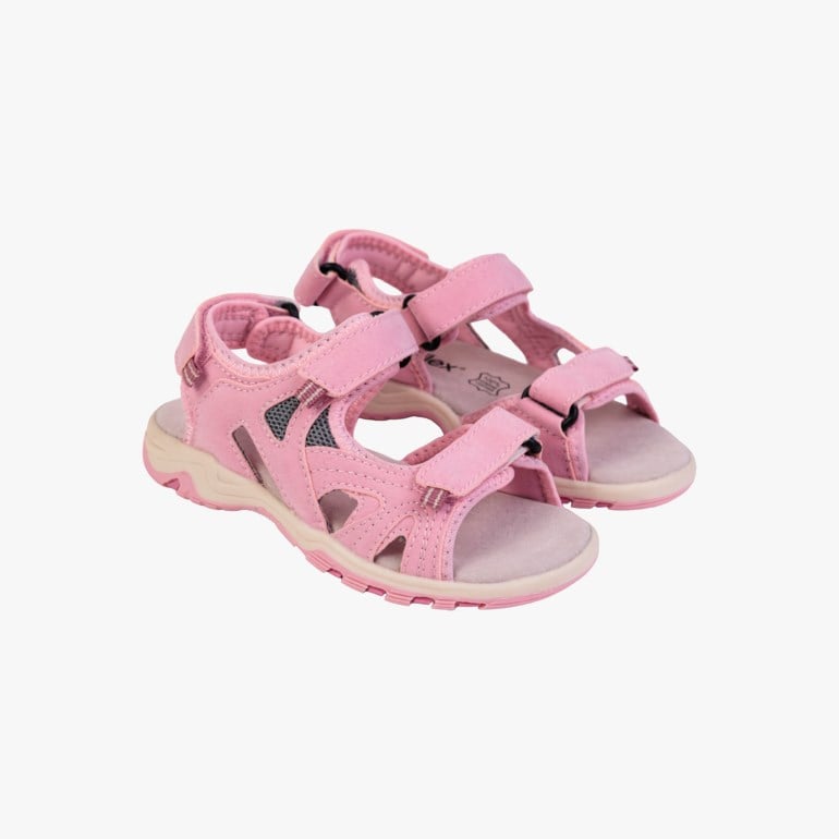 Et par rosa barnesandaler med lyse såler og borrelåsfester, sett ovenfra.
