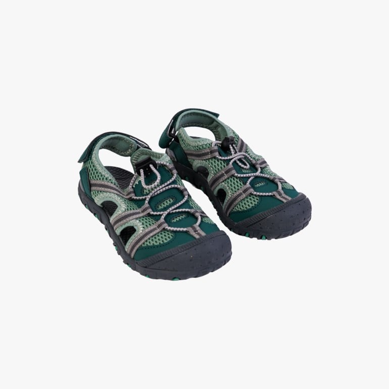Et par mørkegrønne og lysegrå vannsandaler for barn med lukket tå og mørkegrå såler.