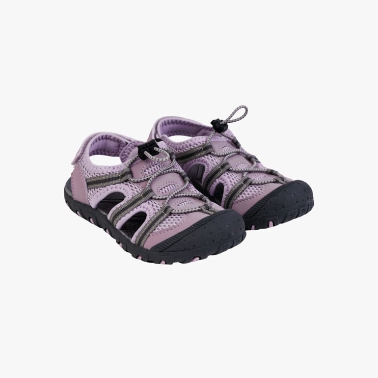 Et par lilla og grå lukkede sandaler for barn med snøring og mørke såler.