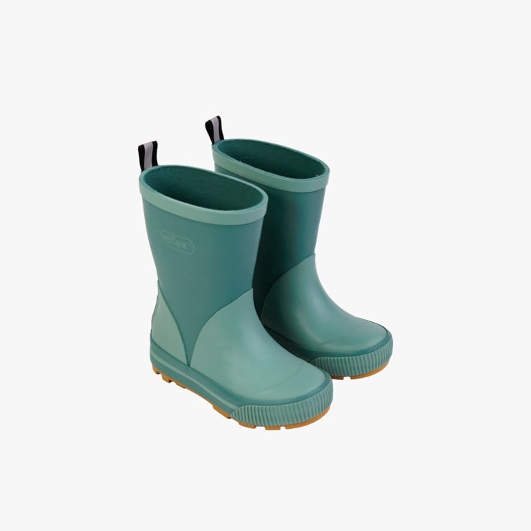 Par tofargede grønne gummistøvler for barn med trekklapper og brune såler.