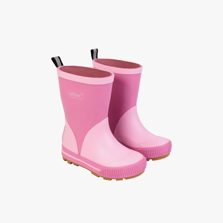 Et par lysrosa og mørkrosa tofargede gummistøvler for barn med trekkfliker og brune såler.