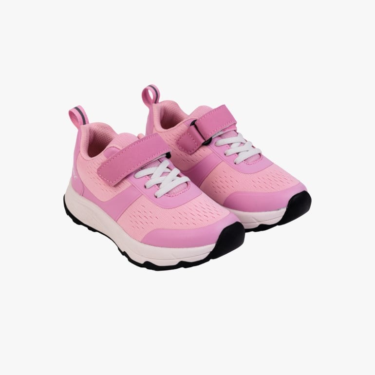 To rosa barnesko med hvite såler, svarte detaljer, hvite lisser og rosa borrelåsbånd, sett forfra.