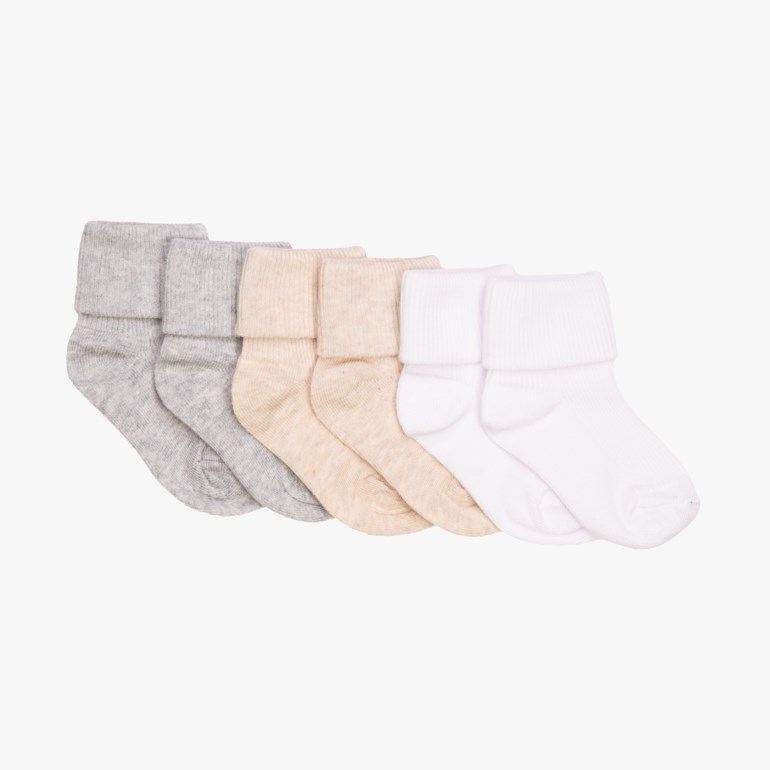 Fem par babyankelsokker med oppbrettet mansjett i lys grå, lys beige og hvit.