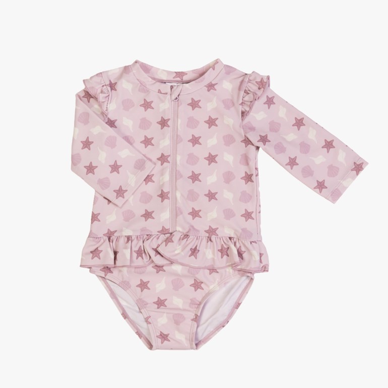 Rosa langermet badedrakt for barn med sjøstjerne- og skjellmønster, glidelås foran og rysjer.