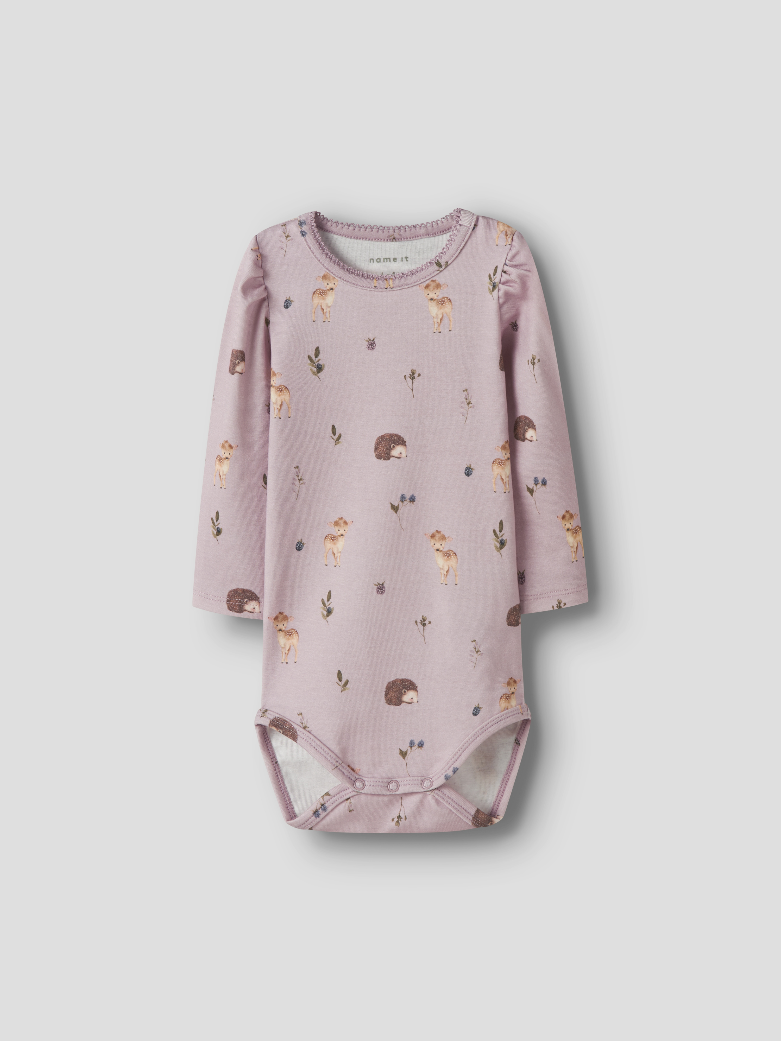 Babys støvrosa langermet body med skogsdyrmønster, ryssehals og knapper i skrittet, flatlagt.