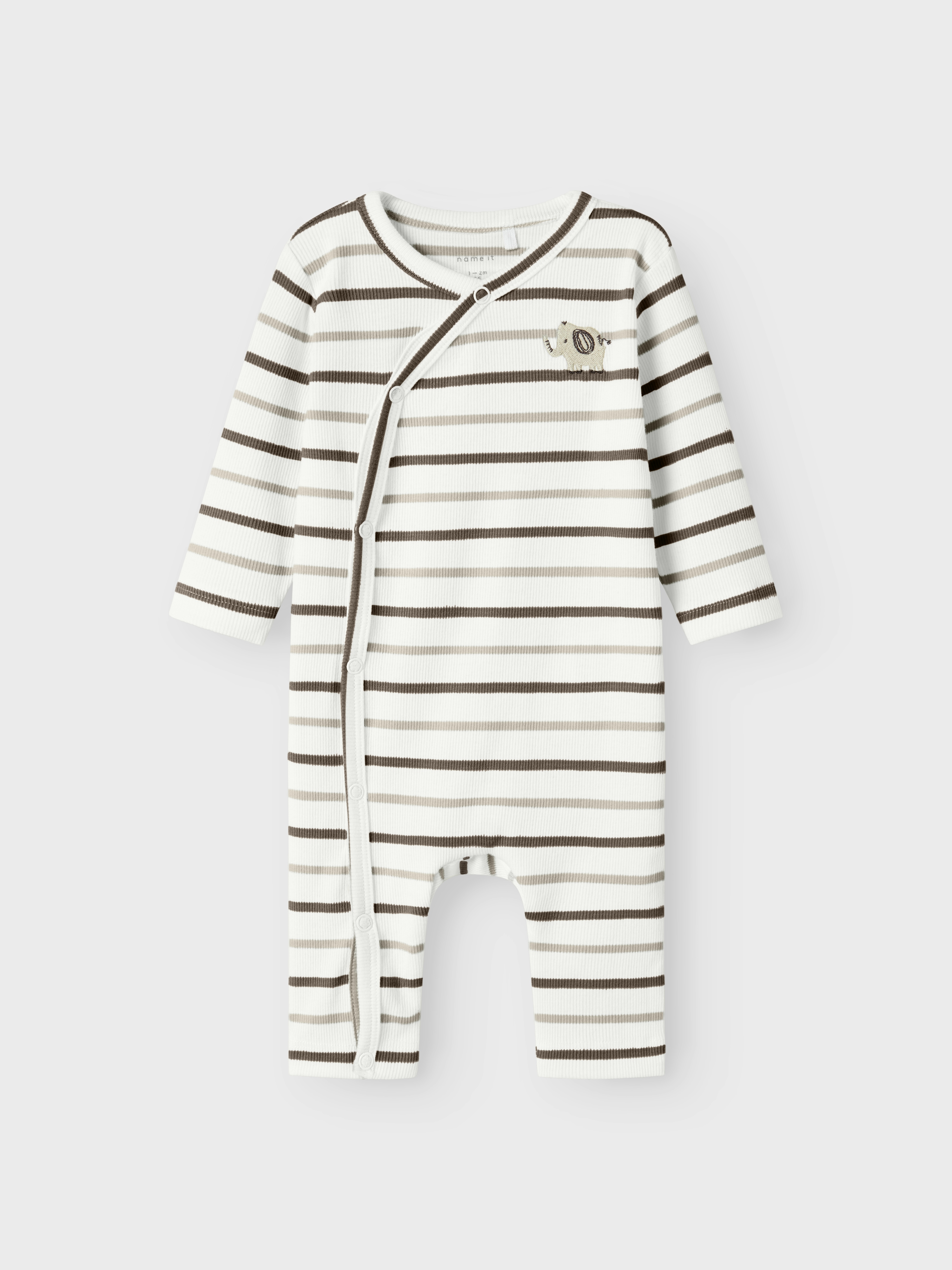Babyens hvite ribbestrikkede stripete sparkedress med brune striper, omslag foran, trykknapper og elefantbroderi.