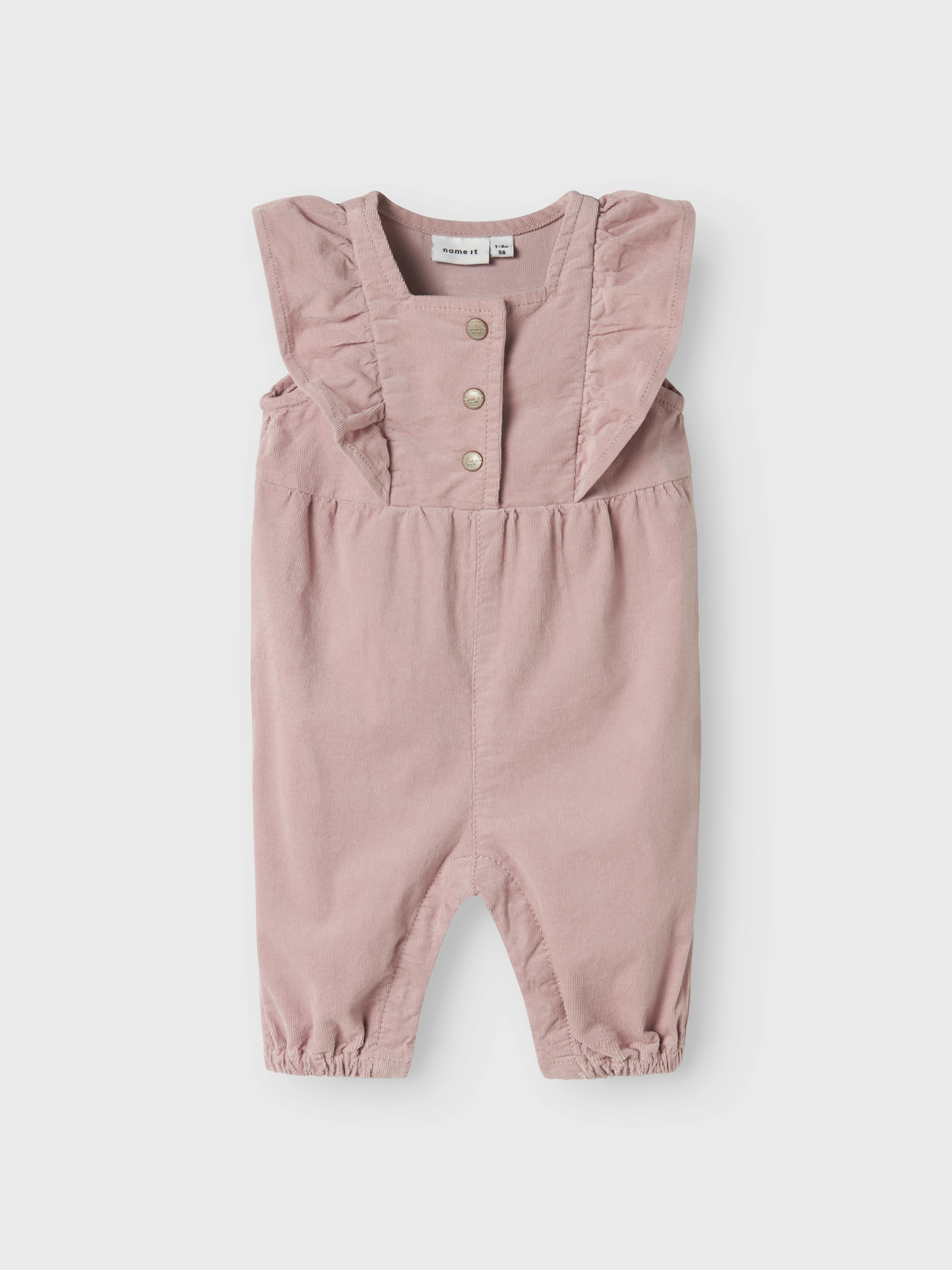 Frontvisning av en pudderrosa baby-overall i kordfløyel med rysjeermer og tre knapper foran.