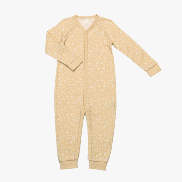 Babys beige heldrakt med hvitt blomstermønster, lange ermer og trykknapplukking foran.