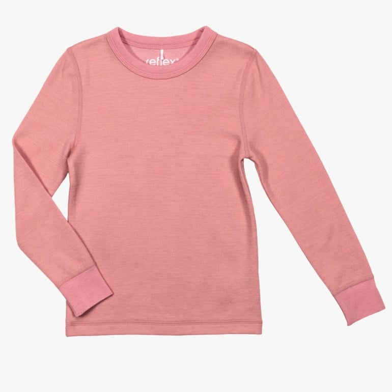 En langermet rosa rundhalset genser for barn med ribbestrikkede mansjetter, flatt presentert.