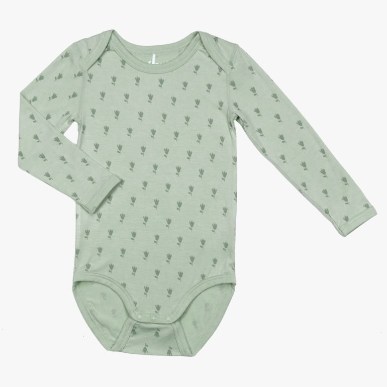 Salviegrønn babybody med lang erm, mørkegrønt blomstermønster og trykknapper i skrittet.