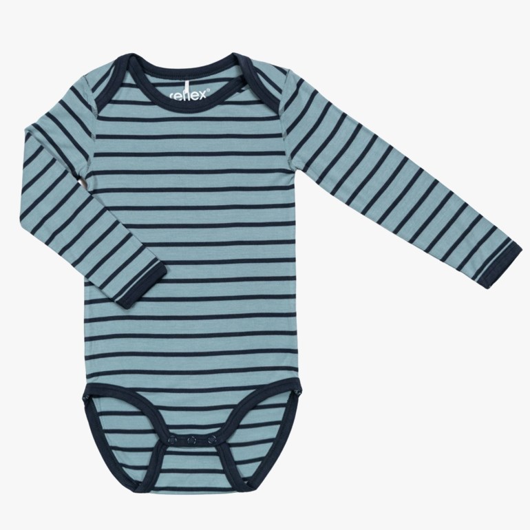 Babyens langermede blå og mørkeblå stripete body med mørkeblå kantbånd og trykknapper.