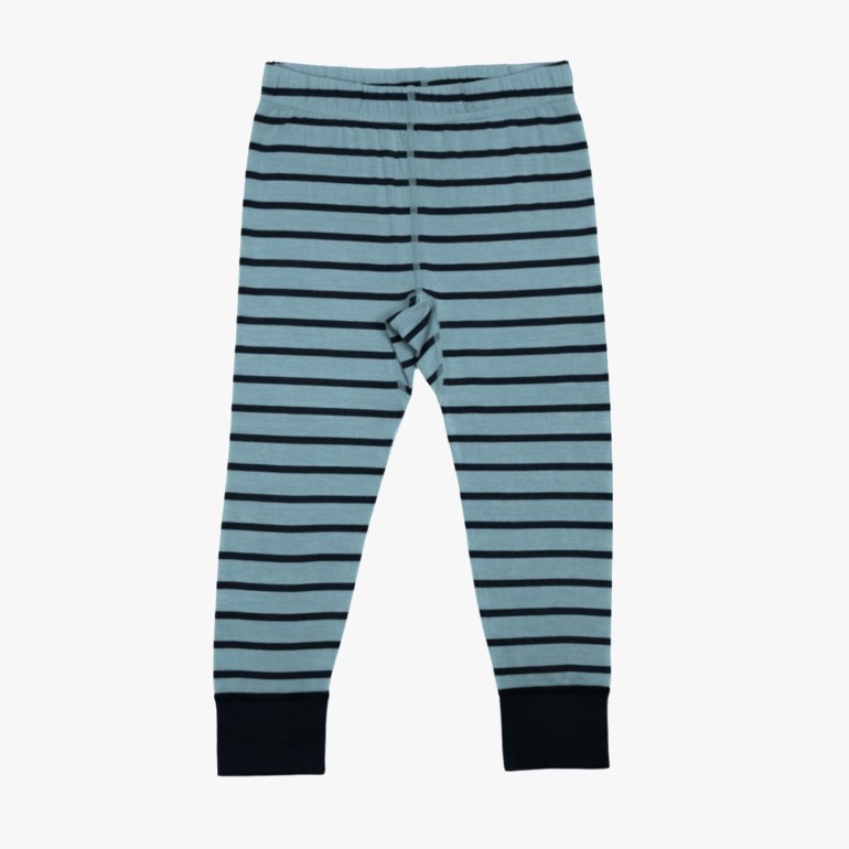 Barnas blå bukser med mørkeblå horisontale striper, elastisk linning og ribbestrikkede mansjetter.