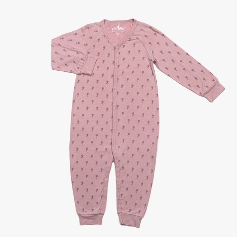 En baby sparkedress i støvrosa med lange ermer, trykknapper og gjentatt mørkt bladliknende mønster.