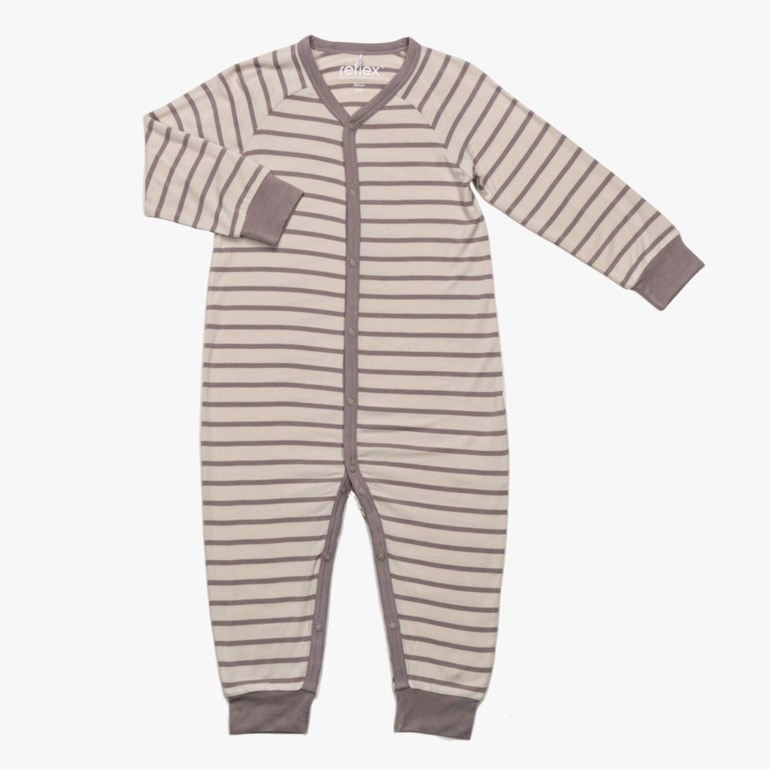 Babyens lysebeige og taupe-stripete langermet sparkedress med trykknapper foran og ribbestrikkede mansjetter.