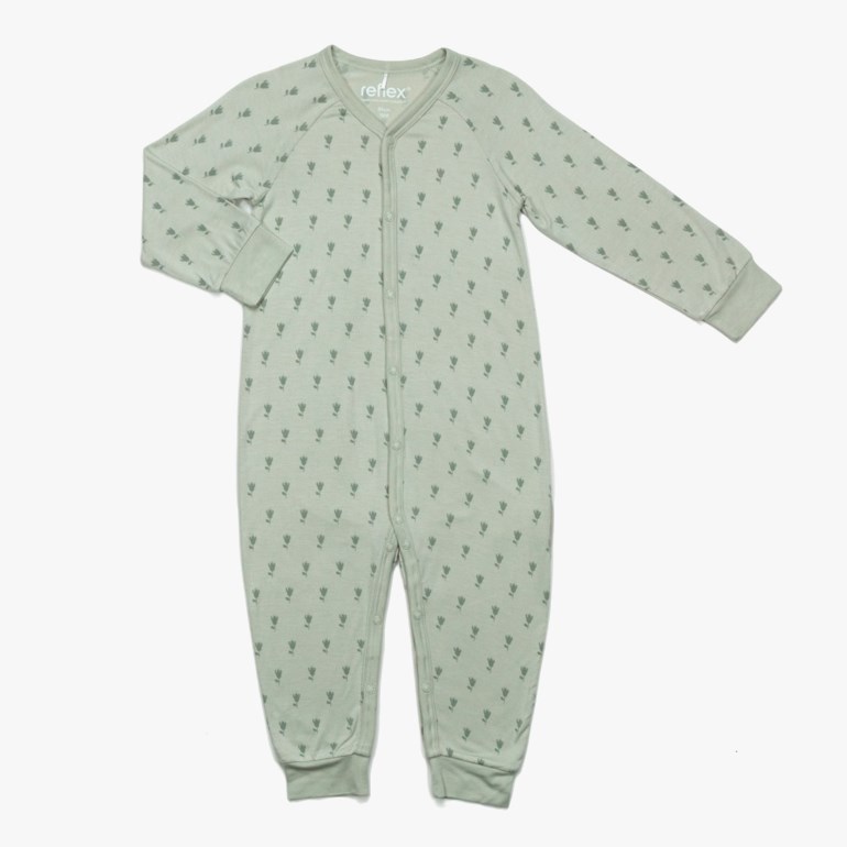 Lys grønn babyromper med mørkegrønt bladmønster og trykknapper foran.