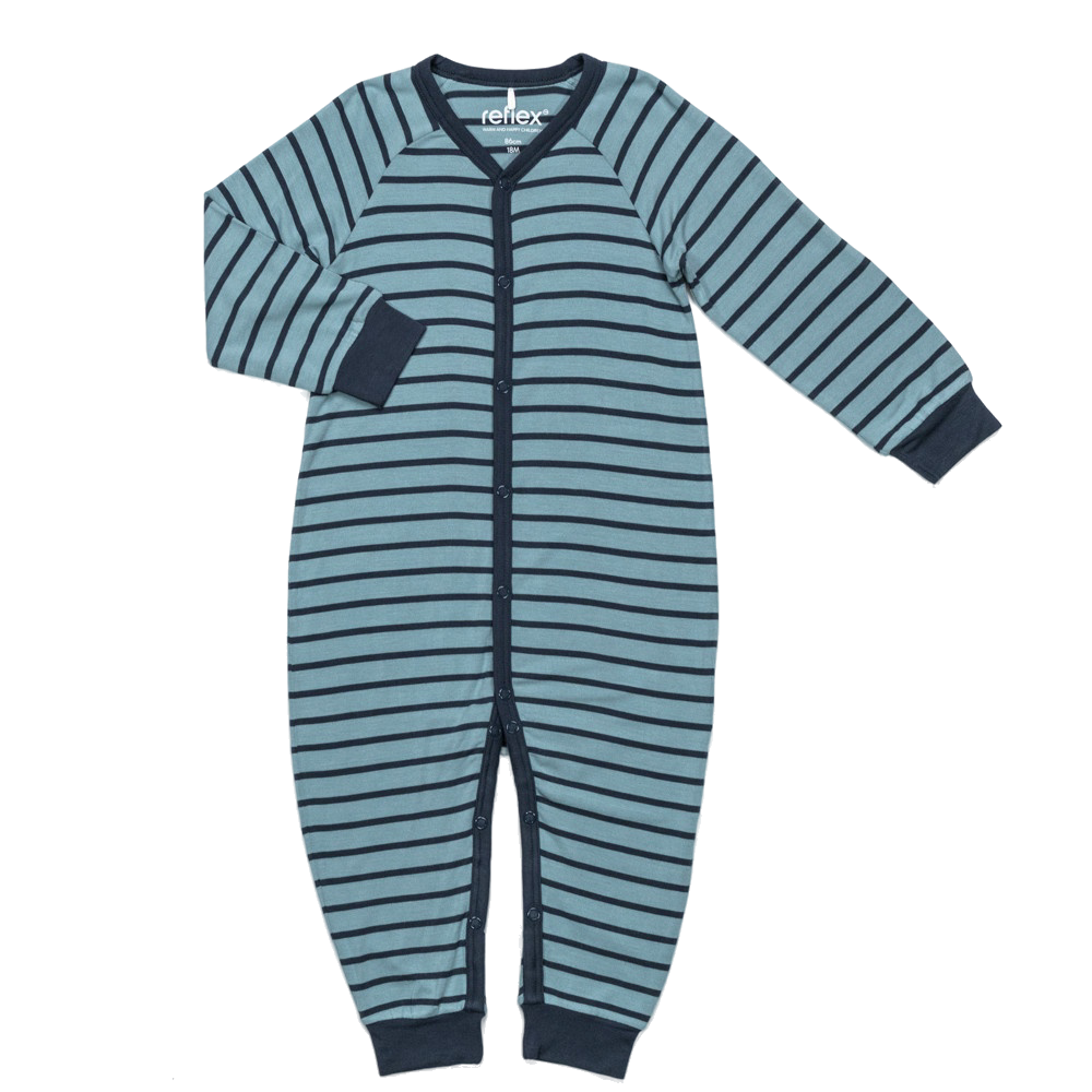 Forfra, en baby blågrå og svartstripet langermet sparkedress med gjennomgående trykknapper.