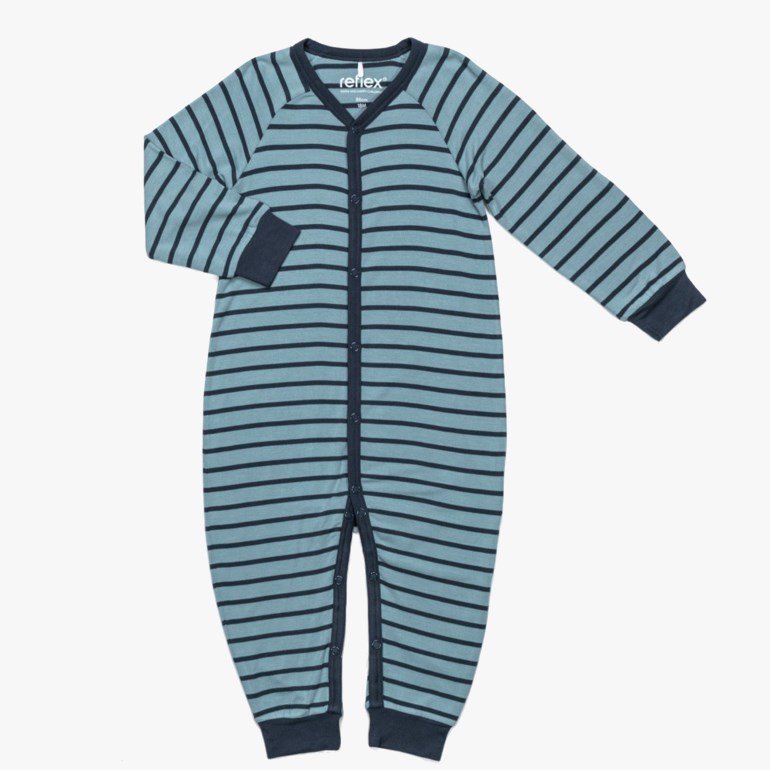 Forfra, en baby blågrå og svartstripet langermet sparkedress med gjennomgående trykknapper.