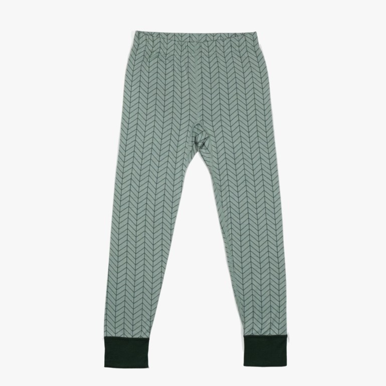 Barns salviegrønne fiskebeinsmønstrede leggings med mørkegrønne mansjetter.