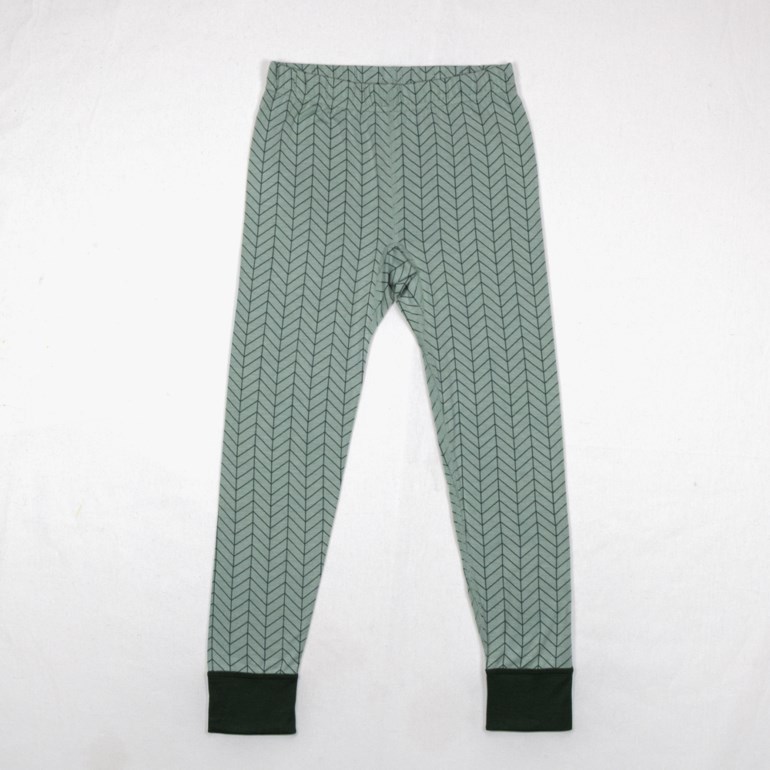 Barns salviegrønne fiskebeinsmønstrede leggings med mørkegrønne mansjetter.