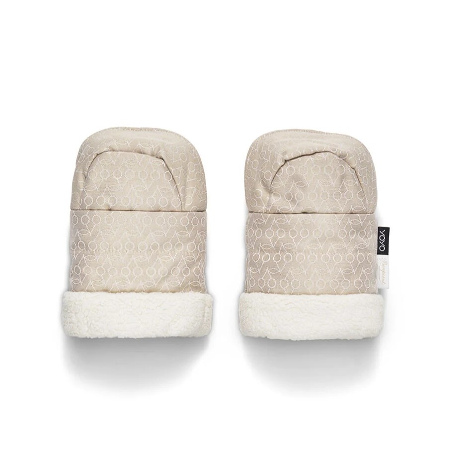 Et par beige mønstrede barnevognhansker med hvite lodne mansjetter.