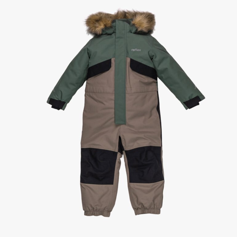 Grønn og beige barnedress med fuskepelskant på hetten, svarte forsterkede områder og fotstropper, forfra.