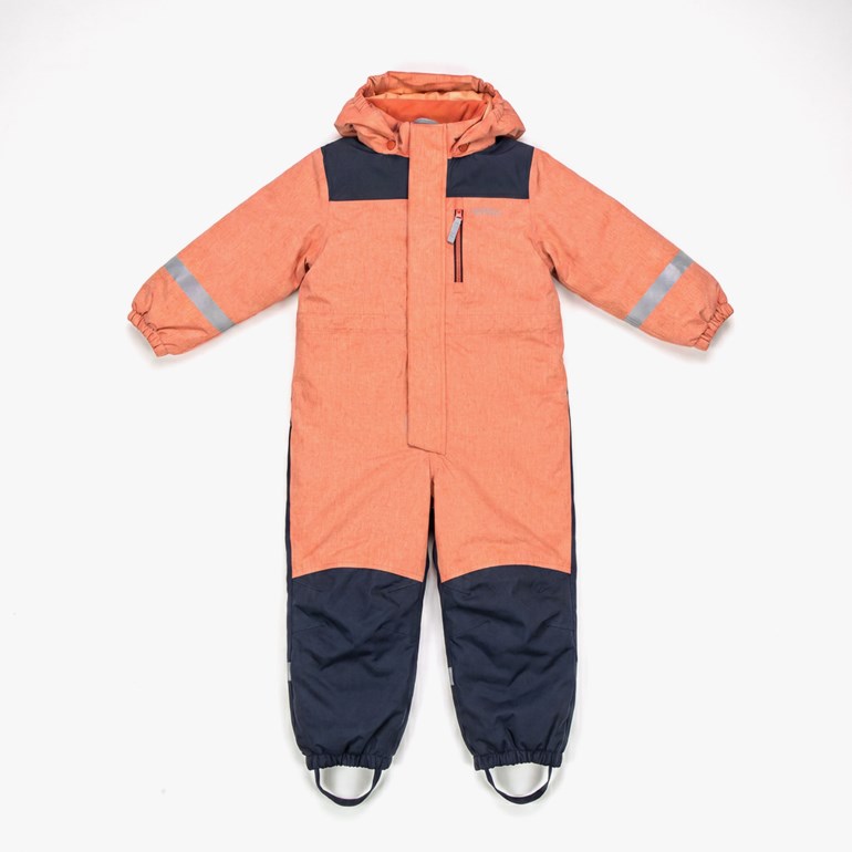 Oransje barneoverall med mørkeblå skuldre, ben, hette, glidelås foran og refleksstriper på ermene.