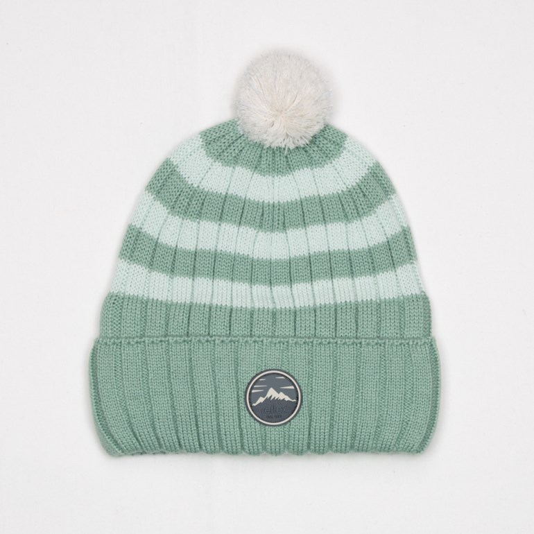 Strikket mintgrønn og lys mintstripet lue med hvit dusk og en fjell-patch.