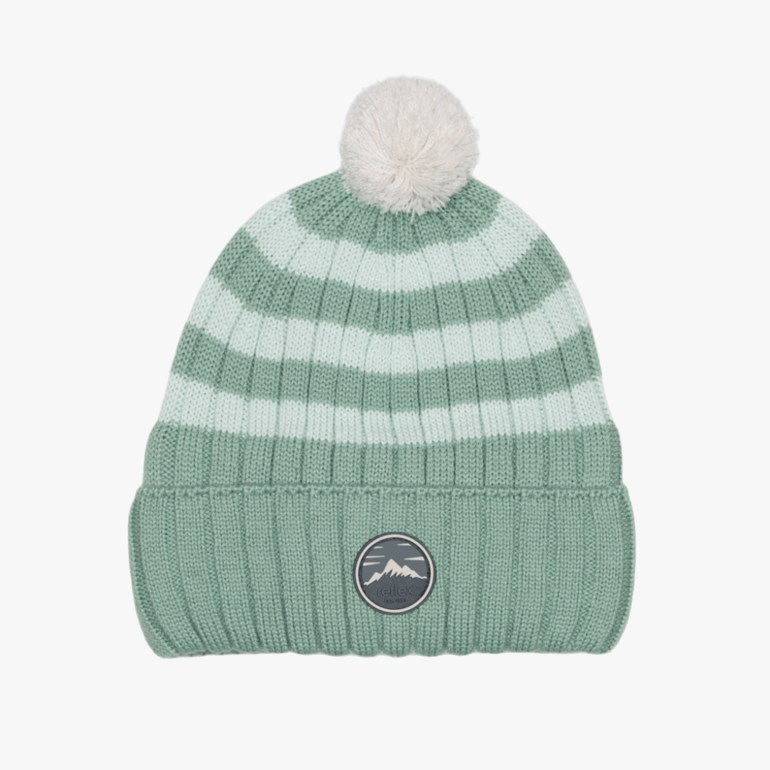 Strikket mintgrønn og lys mintstripet lue med hvit dusk og en fjell-patch.
