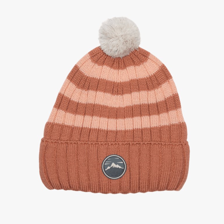 Strikket brun og ferskenfarget stripet lue med en lys grå dusk og et fjellogo-merke.
