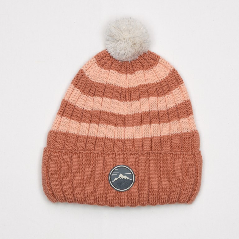 Strikket brun og ferskenfarget stripet lue med en lys grå dusk og et fjellogo-merke.