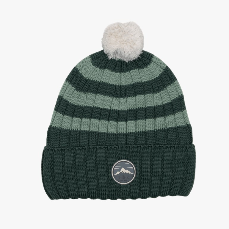 En ribbestrikket lue i mørkegrønne og lysgrønne striper med en lys grå dusk og fjell-logo.