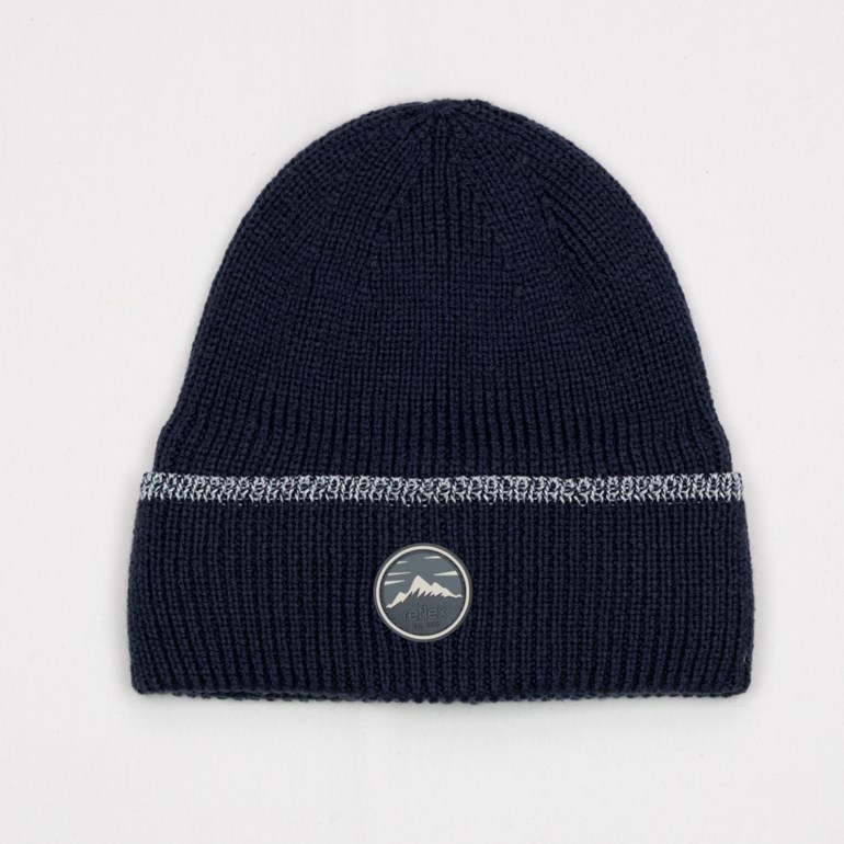 Mørkeblå strikket lue med mønstret stripe og sirkulært fjell-emblem på den brettede kanten.