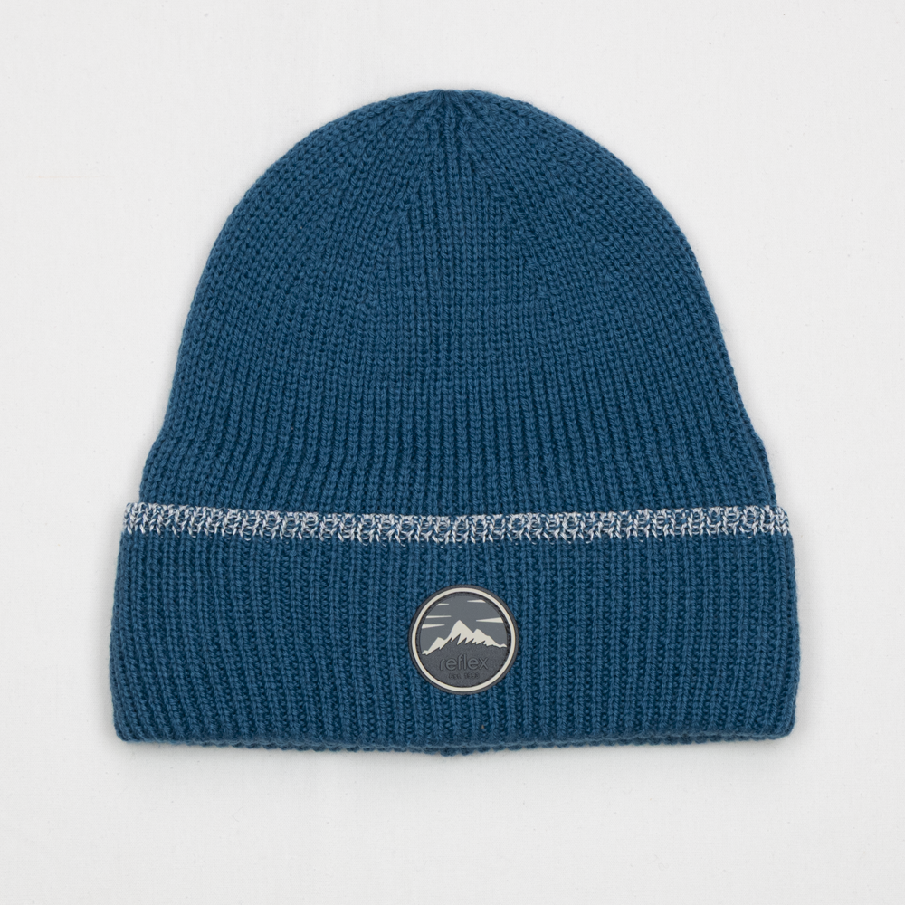 Mørkeblå ribbestrikket lue med hvitt mønstret bånd og en rund fjell-logo-patch.