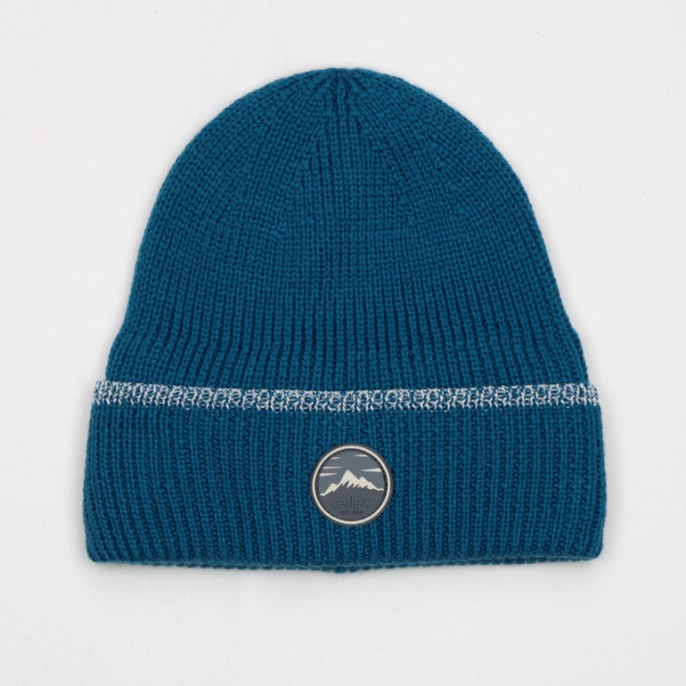Mørkeblå ribbestrikket lue med hvitt mønstret bånd og en rund fjell-logo-patch.