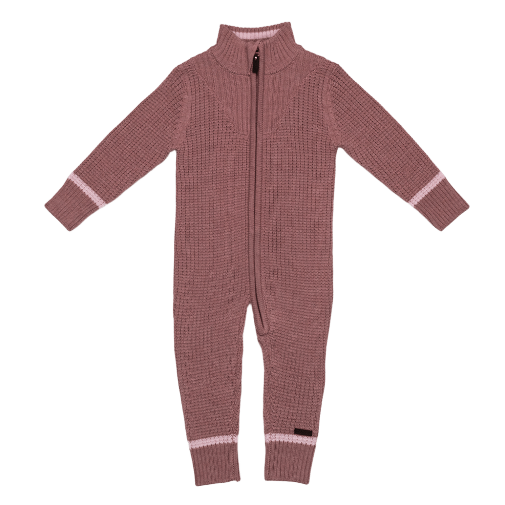 Strikket støvrosa babyheldress med glidelås foran, høy krage og lyserosa stripete ribbemansjetter.