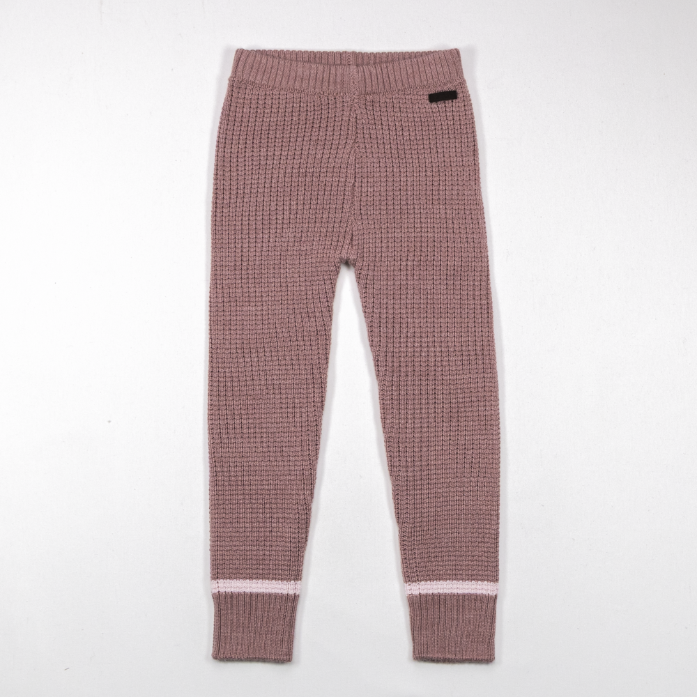 Støvrosa strikkede leggings med lyserosa stripete mansjetter og svart etikett i midjen.
