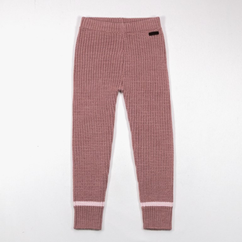 Støvrosa strikkede leggings med lyserosa stripete mansjetter og svart etikett i midjen.