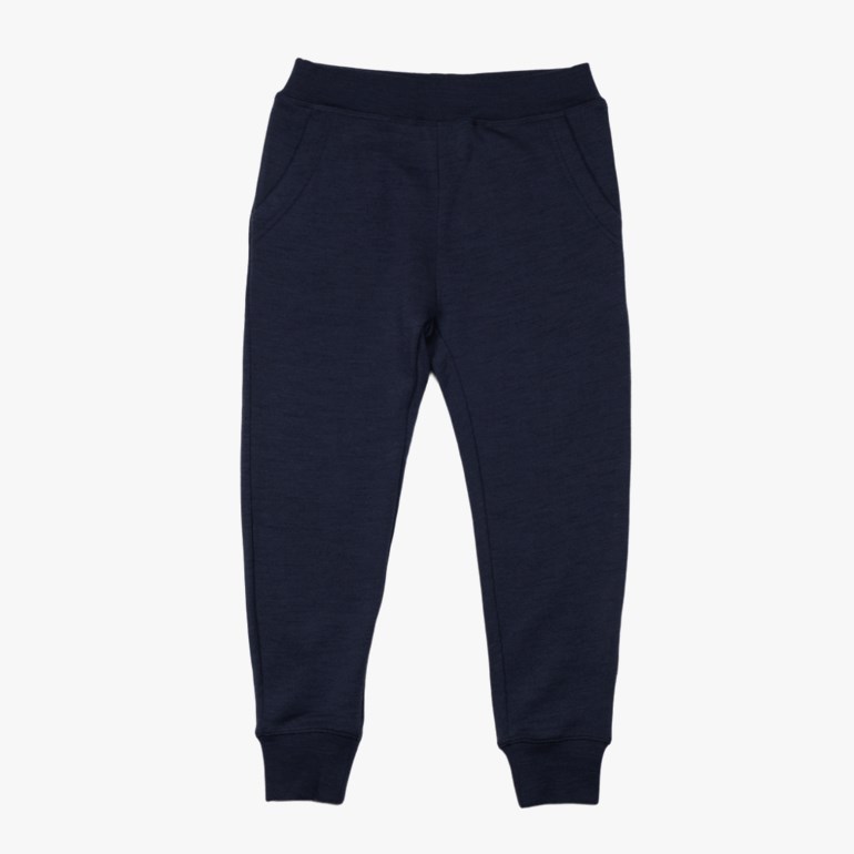 Mørkeblå joggebukse for barn med elastisk linning, ribbestrikkede mansjetter og sidelommer, forfra.