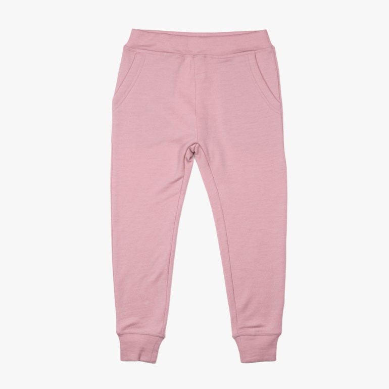 Frontvisning av rosa barnjoggebukser med elastisk linning, sidelommer og ribbestrikkede mansjetter.