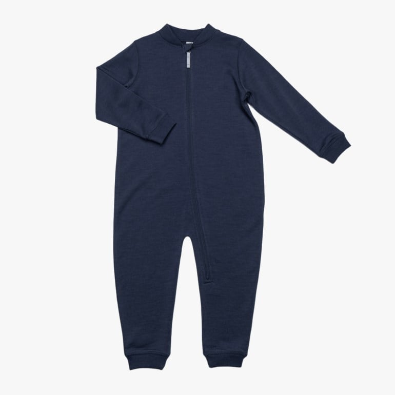 Mørkeblå langermet babyoverall med høy krage og hel glidelås foran.