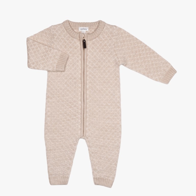 Forfra, strikket beige babyoverall med diamantmønster og hel glidelås foran.