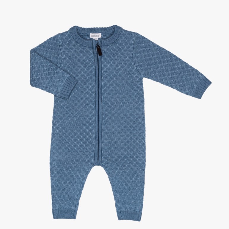 Blå strikket baby sparkedress med teksturert mønster, lange ermer og ben, og hel glidelås foran.